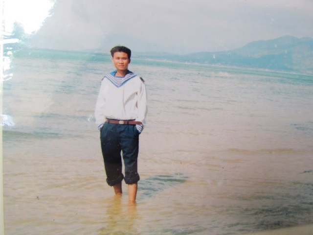 Trên bãi biển trong căn cứ Cam Ranh, trước lúc ra đảo chìm công tác. Ảnh nhà báo Mai Thanh Hải chụp lại từ gia đình liệt sĩ Hoàng Đặng Hùng. Trên bãi biển trong căn cứ Cam Ranh, trước lúc ra đảo chìm công tác. Ảnh nhà báo Mai Thanh Hải chụp lại từ gia đình liệt sĩ Hoàng Đặng Hùng.