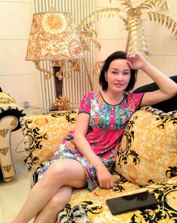 Một Lưu Hiểu Khánh da dẻ mịn màng ở tuổi 60. Một Lưu Hiểu Khánh da dẻ mịn màng ở tuổi 60.