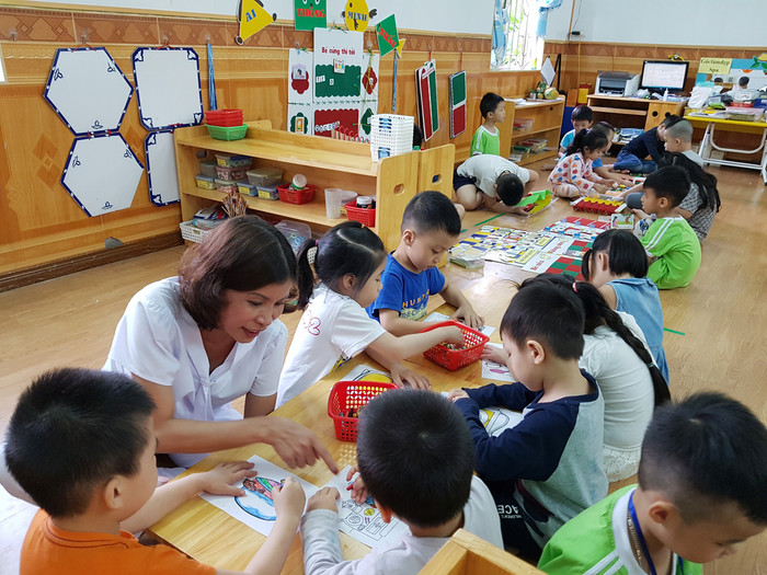 Chính niềm yêu thương con trẻ là động lực giúp cô giáo Trần Thị Liên vượt qua căn bệnh ung thư quái ác, gắn bó với sự nghiệp "trồng người". (Ảnh: Lã Tiến) Chính niềm yêu thương con trẻ là động lực giúp cô giáo Trần Thị Liên vượt qua căn bệnh ung thư quái ác, gắn bó với sự nghiệp "trồng người". (Ảnh: Lã Tiến)