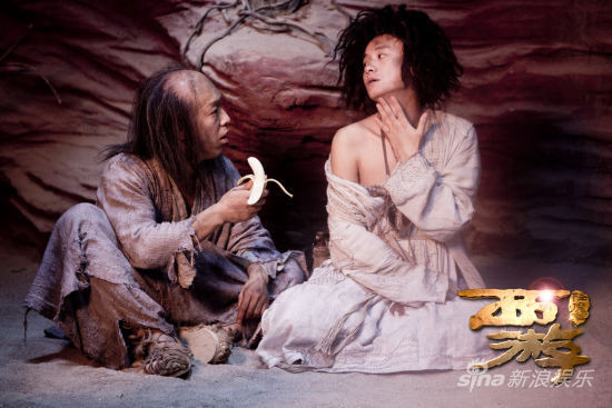 Đường Tăng của Văn Chương (phải) khêu gợi trong màn múa thoát y. Ngộ Không của Hoàng Bột (trái) với tạo hình xấu ma chê quỷ hờn. Đường Tăng của Văn Chương (phải) khêu gợi trong màn múa thoát y. Ngộ Không của Hoàng Bột (trái) với tạo hình xấu ma chê quỷ hờn.