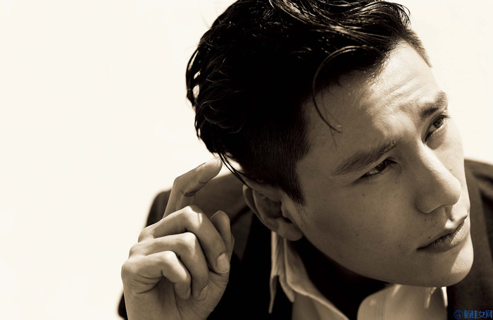 Trần Khôn giành vị trí quán quân Top 10 sao Hoa ngữ giàu nhất năm 2012. Trần Khôn giành vị trí quán quân Top 10 sao Hoa ngữ giàu nhất năm 2012.