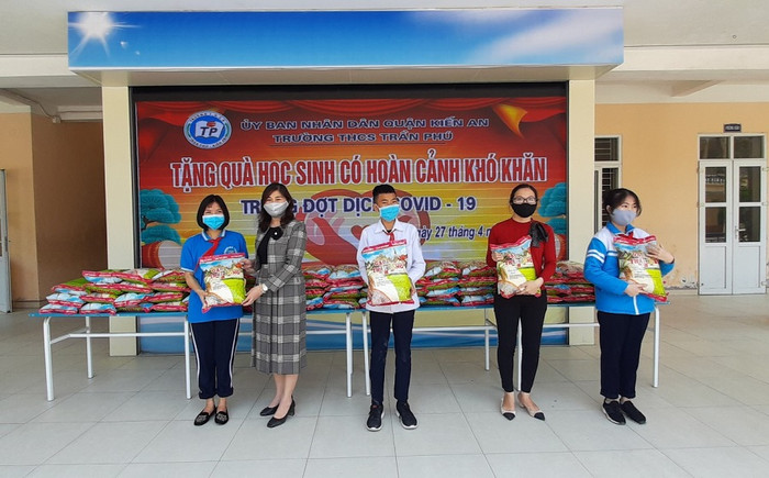 Lãnh đạo Trường Trung học cơ sở Trần Phú trao gạo tặng các em học sinh có hoàn cảnh khó khăn (Ảnh: Nhà trường cung cấp)