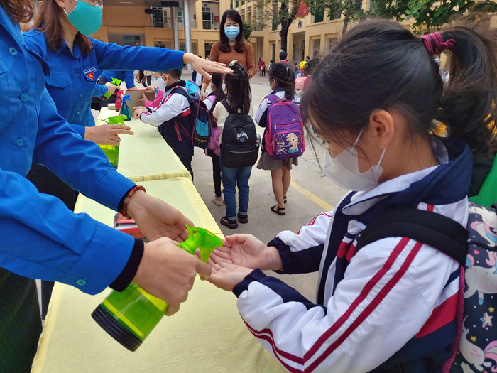 Trường Tiểu học Chu Văn An (quận Ngô quyền) đón học sinh từ cổng và hướng dẫn các em rửa tay bằng dung dịch sát khuẩn (Ảnh: LT) Trường Tiểu học Chu Văn An (quận Ngô quyền) đón học sinh từ cổng và hướng dẫn các em rửa tay bằng dung dịch sát khuẩn (Ảnh: LT)