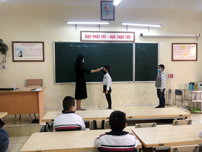 Học sinh Trường Tiểu học Chu Văn An (quận Ngô quyền) được đo thân nhiệt khi vào lớp (Ảnh: LT) Học sinh Trường Tiểu học Chu Văn An (quận Ngô quyền) được đo thân nhiệt khi vào lớp (Ảnh: LT)