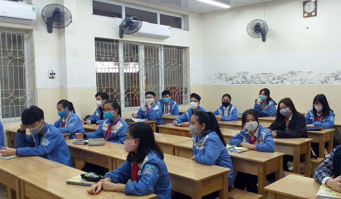 Học sinh Trường Trung học cơ sở Hồng Bàng (quận Hồng Bàng) thực hiện giãn cách khi học tập (Ảnh: LT) Học sinh Trường Trung học cơ sở Hồng Bàng (quận Hồng Bàng) thực hiện giãn cách khi học tập (Ảnh: LT)