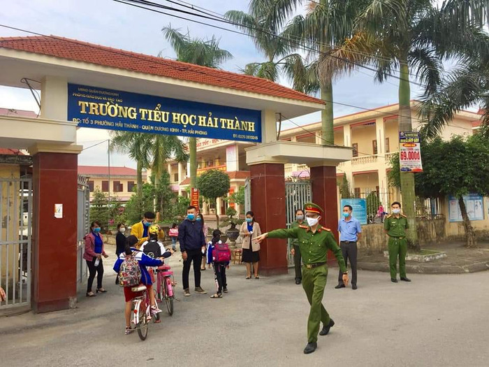 Trường Tiểu học Hải Thành (quận Dương Kinh) cũng thực hiện nghiêm các quy định về phòng, chống dịch bệnh khi đón học sinh quay trở lại trường (Ảnh: LT) Trường Tiểu học Hải Thành (quận Dương Kinh) cũng thực hiện nghiêm các quy định về phòng, chống dịch bệnh khi đón học sinh quay trở lại trường (Ảnh: LT)