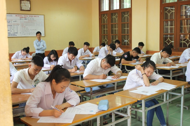 Ngày xưa chống giặc Mỹ, nước ta đã từng bỏ thi tốt nghiệp, giờ chống “giặc” Covid-19 thì cũng có thể xem xét bỏ kỳ thi trung học phổ thông quốc gia năm nay. (Ảnh: Lã Tiến) Ngày xưa chống giặc Mỹ, nước ta đã từng bỏ thi tốt nghiệp, giờ chống “giặc” Covid-19 thì cũng có thể xem xét bỏ kỳ thi trung học phổ thông quốc gia năm nay. (Ảnh: Lã Tiến)