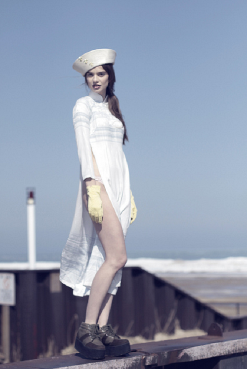 Baska Mroz từng xuất hiện trong nhiều bộ ảnh của các nhà tạo mẫu thế giới và gần đây cô bị cư dân mạng Việt Nam bức xúc khi mặc chiếc áo dài có phần phảm cảm.