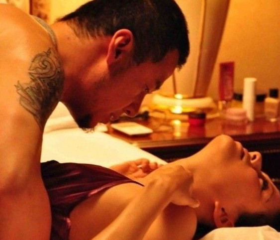 Hình ảnh giường chiếu của HLV The Voice Trung Quốc 2012 Dương Khôn và thí sinh Đinh Đinh. Hình ảnh giường chiếu của HLV The Voice Trung Quốc 2012 Dương Khôn và thí sinh Đinh Đinh.