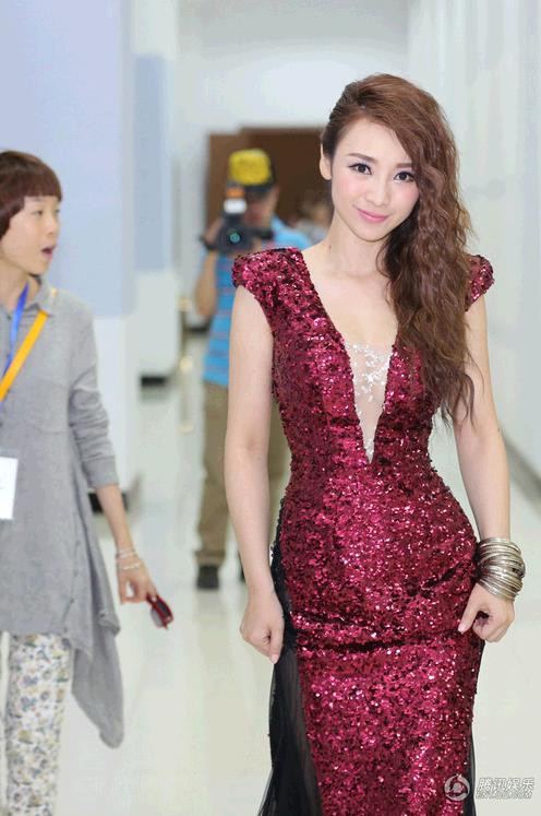 Chuẩn bị bước ra sân khấu trong một trang phục mới. Chuẩn bị bước ra sân khấu trong một trang phục mới.