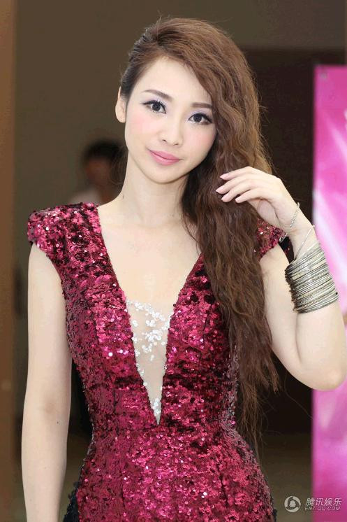 Chiếc áo đính hạt cườm màu booc-đô xẻ sâu táo bạo khoe làn da trắng ngần của người đẹp nhưng vẫn không quá lộ liễu phản cảm mà quyến rũ, duyên dáng. Chiếc áo đính hạt cườm màu booc-đô xẻ sâu táo bạo khoe làn da trắng ngần của người đẹp nhưng vẫn không quá lộ liễu phản cảm mà quyến rũ, duyên dáng.