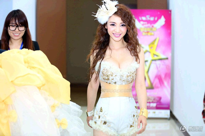 Trang phục mới cho phần trình diễn tiếp theo. Trang phục mới cho phần trình diễn tiếp theo.