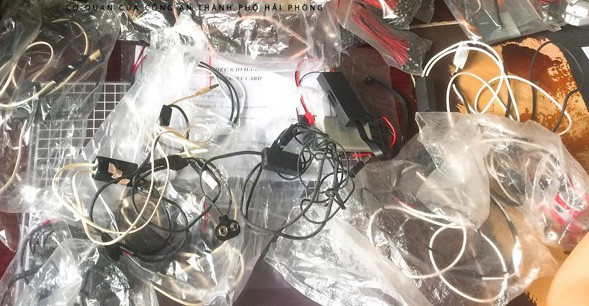 Những thiết bị gian lận thi cử được Thành cho học sinh, sinh viên thuê với giá 100-150 nghìn đồng/bộ. Những thiết bị gian lận thi cử được Thành cho học sinh, sinh viên thuê với giá 100-150 nghìn đồng/bộ.