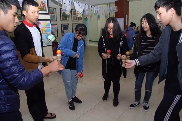 Học sinh tham gia các trò chơi mang phong cách Nhật Bản (Ảnh: CTV) Học sinh tham gia các trò chơi mang phong cách Nhật Bản (Ảnh: CTV)