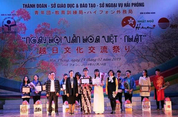 Ban tổ chức trao giải các học sinh hùng biện bằng tiếng Nhật (Ảnh: CTV) Ban tổ chức trao giải các học sinh hùng biện bằng tiếng Nhật (Ảnh: CTV)