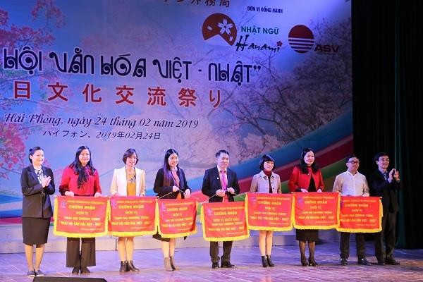 Ban tổ chức trao tặng chứng nhận cho các nhà trường tham gia ngày hội (Ảnh: CTV) Ban tổ chức trao tặng chứng nhận cho các nhà trường tham gia ngày hội (Ảnh: CTV)