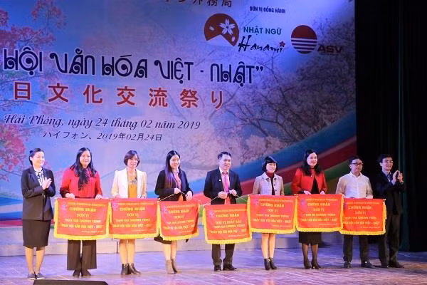 Ban tổ chức trao tặng chứng nhận cho các nhà trường tham gia ngày hội (Ảnh: CTV) Ban tổ chức trao tặng chứng nhận cho các nhà trường tham gia ngày hội (Ảnh: CTV)