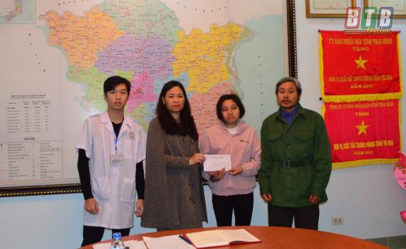 Hiệu trưởng Trường Cao đẳng Y tế Thái Bình trao số tiền hỗ trợ cho em Vũ Thị Xuân (thứ 2 từ phải sang). (Ảnh: Báo Thái Bình) Hiệu trưởng Trường Cao đẳng Y tế Thái Bình trao số tiền hỗ trợ cho em Vũ Thị Xuân (thứ 2 từ phải sang). (Ảnh: Báo Thái Bình)