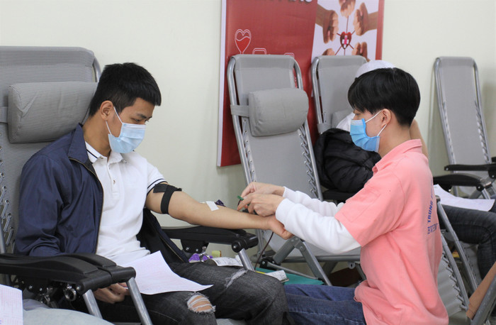 Sinh viên hào hứng tham gia hiến máu cứu người (Ảnh: Phương Linh) Sinh viên hào hứng tham gia hiến máu cứu người (Ảnh: Phương Linh)