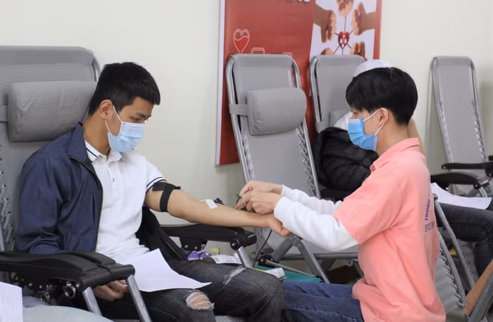 Sinh viên hào hứng tham gia hiến máu cứu người (Ảnh: Phương Linh)