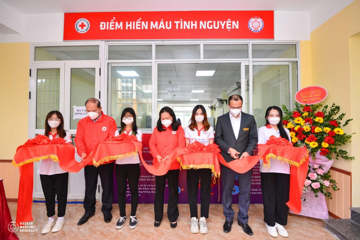 Đại diện Hội chữ thập đỏ thành phố cùng trường Đại học Hàng hải Việt Nam cắt băng khai trương "Điểm hiến máu cố định" (Ảnh: CTV) Đại diện Hội chữ thập đỏ thành phố cùng trường Đại học Hàng hải Việt Nam cắt băng khai trương "Điểm hiến máu cố định" (Ảnh: CTV)