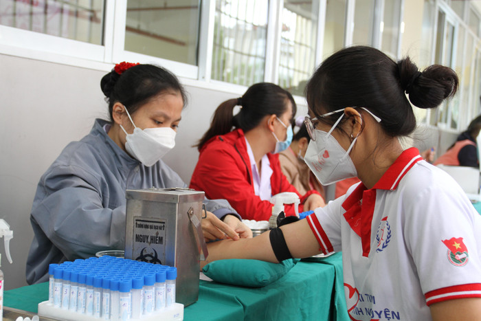 Sinh viên khám sàng lọc trước khi tham gia hiến máu (Ảnh: Phương Linh) Sinh viên khám sàng lọc trước khi tham gia hiến máu (Ảnh: Phương Linh)