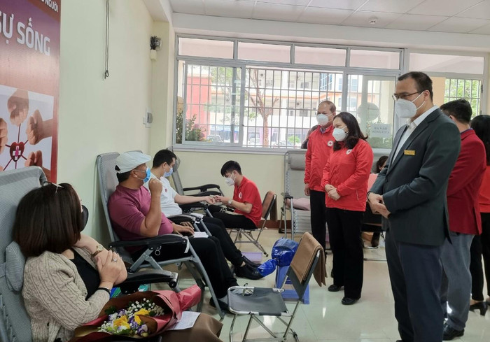 Đại diện Hội chữ thập đỏ thành phố cùng ban giám hiệu nhà trường động viên các tình nguyện viên hiến máu (Ảnh: Phương Linh) Đại diện Hội chữ thập đỏ thành phố cùng ban giám hiệu nhà trường động viên các tình nguyện viên hiến máu (Ảnh: Phương Linh)