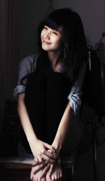 Nụ cười xinh trong góc tối, lung linh - mờ ảo như ánh nến trong đêm thâu.