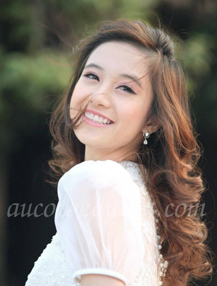 May mắn là nụ cười tươi xinh không bị mỹ phẩm phù phép. Nhờ thế, cô nàng câu kéo lại được chút vương vấn của thiếu nữ trẻ.