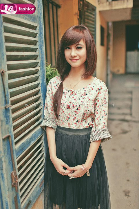 Được tạo hình style Vintage, June Vũ có cơ hội khoe trọn vẹn vẻ đẹp ngọt ngào, trong sáng. Những bạn nữ yêu thích phong cách kute girl cũng có thể "học lỏm".