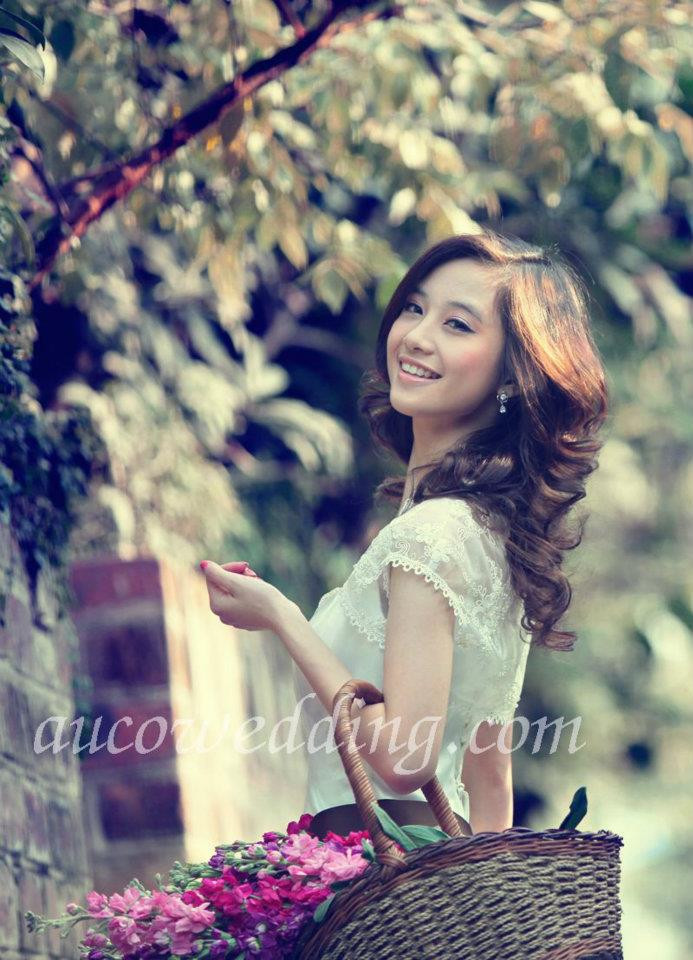 Khi hóa thân vào hình tượng cô dâu, June Vũ ngọt ngào chẳng kém phần YoonA trong các shoot hình thời trang.