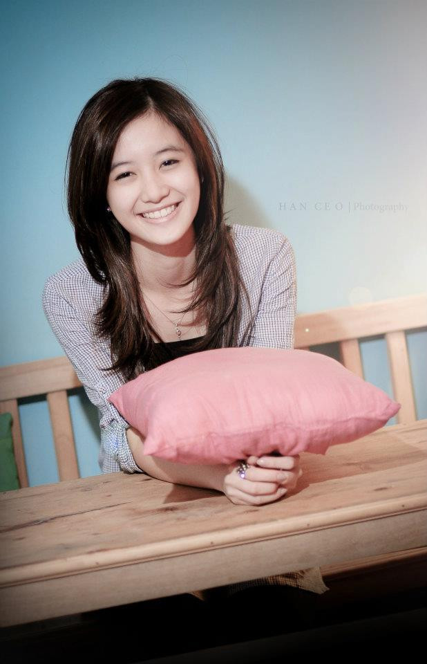 YoonA được mệnh danh là "cô gái mặt trời" của làng giải trí Hàn Quốc vì vẻ đẹp mong manh, yểu điệu, nụ cười tỏa nắng. Nếu tước bỏ lớp phấn trang điểm, đặt hot girl Hàn Quốc cạnh June Vũ, có lẽ teen girl Việt Nam còn có phần nổi trội hơn về nhan sắc.