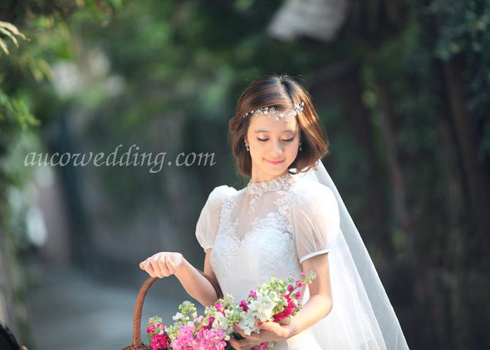 Không đan cài hoa lá cầu kỳ, đôi khi chỉ một bờm nơ xinh, một khăn voan trắng cũng đủ làm điệu cho mái tóc.