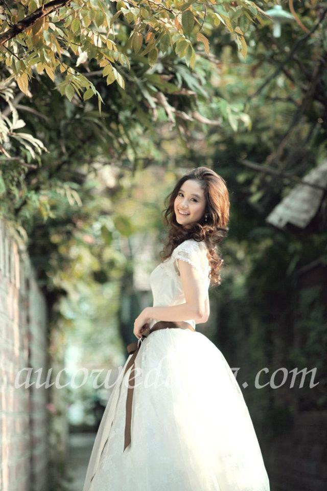 Còn nếu là cô gái hiện đại, ưa chuộng vẻ đẹp thời thượng, long lanh, bạn hãy cứ yên tâm chọn mẫu váy bồng bềnh kiểu này, chắc chắn nó sẽ giúp bạn trở thành mỹ nhân trong ngày cưới.