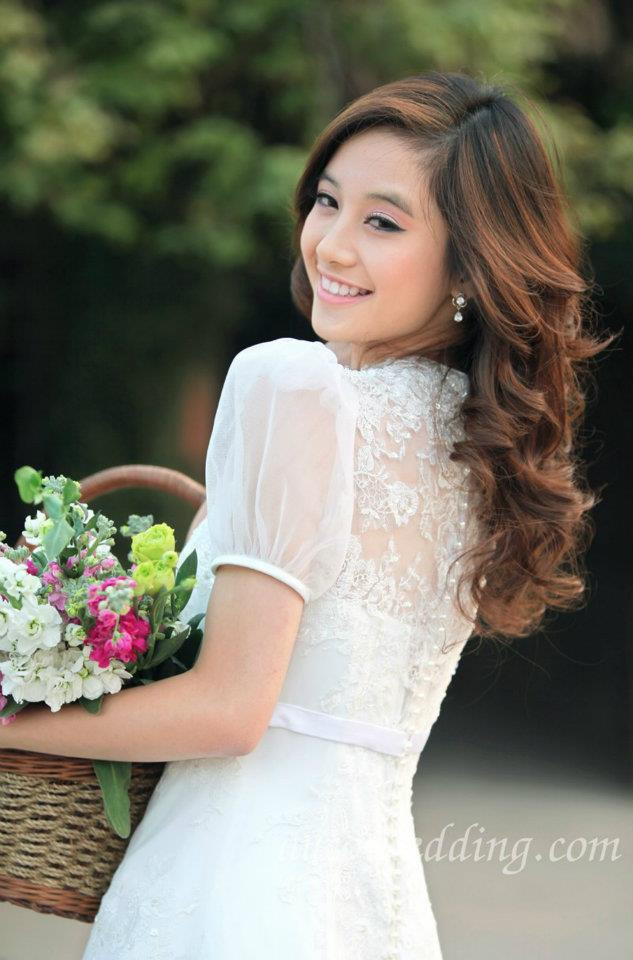 Vẻ đẹp trong sáng, hiếm có khó tìm của June Vũ vô tình biến thành "kẻ phản chủ" trong shoot hình này. Với cách trang điểm tông cam đồng, tóc xoăn lọn, June Vũ trông già đi rất nhiều so với vẻ đẹp tự nhiên vốn có.