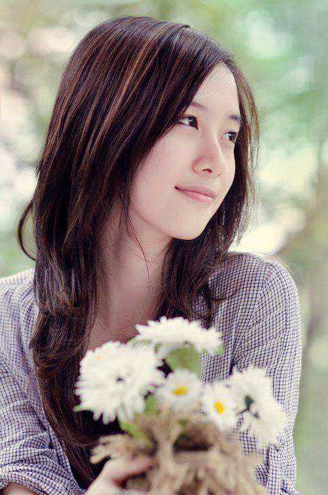 Gương mặt vô cùng thanh tú, mái tóc đen buông xõa tự nhiên, June Vũ xứng đáng là ngọc nữ của làng hot girl Việt Nam.