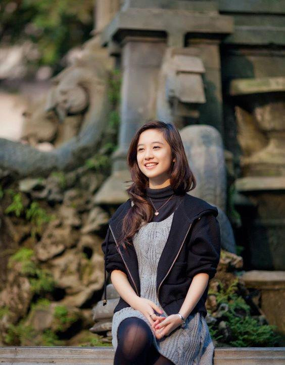 Diện style "hơi quê", nhưng nhờ có nụ cười xinh, June Vũ vẫn có được bức hình tuyệt đẹp.