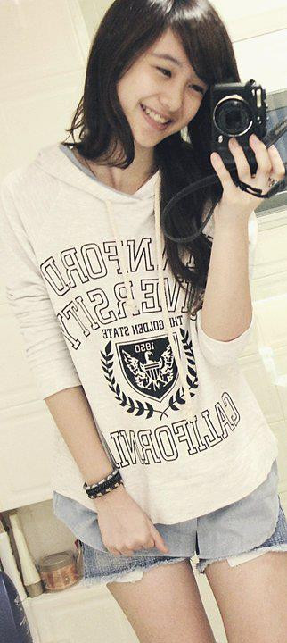 Áo pull nghịch ngợm, sooc bò ngắn, June Vũ vô tư tạo dáng xì tin.