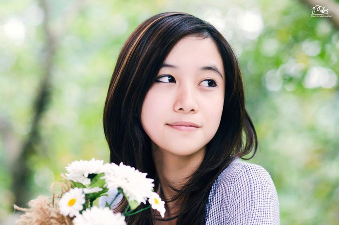 Chiếc mũi cao xinh xắn là nét nổi bật trên khuôn mặt June Vũ. Nhờ có chiếc mũi xinh ở vị trí trung tâm, các đường nét còn lại được kết hợp hài hòa.