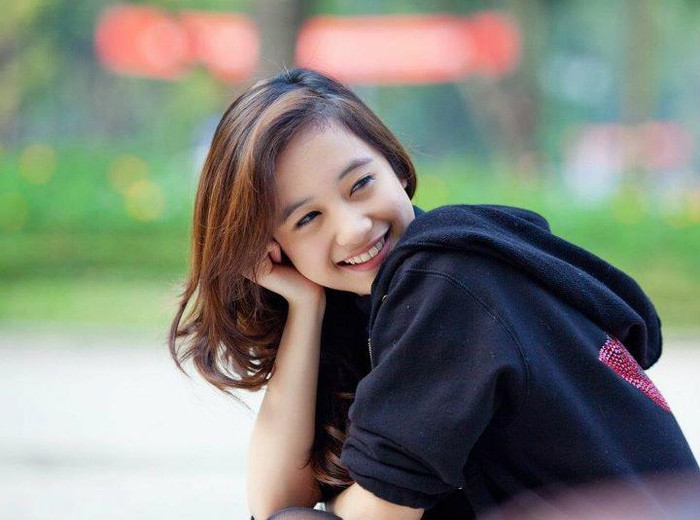 Cùng một góc máy, cùng một tư thế ngồi, nhưng chỉ cần June Vũ thay đổi một chút thần thái trên gương mặt, một tấm hình mới đẹp xinh lại được ra đời.