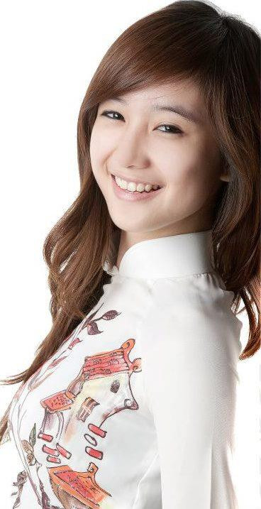 Thùy mị, trong sáng với tà áo dài Việt. Gương mặt thanh tú trông nghiêng đẹp tuyệt.