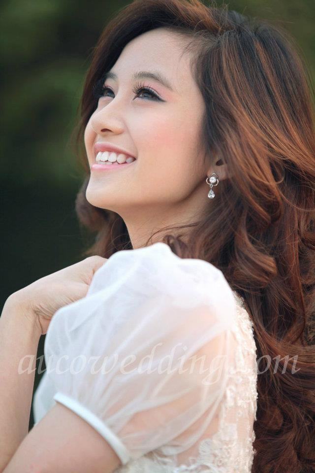 Hoa tai, vòng tay, dây cổ là những phụ kiện không thể thiếu của phái đẹp. June Vũ đã dùng đôi bông tai rất xinh, phù hợp với style thời trang mà mình đang diện.