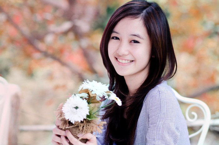 Không rực rỡ, không gợi cảm, June Vũ mang vẻ đẹp trong sáng và thuần khiết. Nhiều người đã phải ồ lên khi ngắm nhìn bức hình này, trông June Vũ rất giống sao nữ YoonA của Hàn Quốc, thậm chí còn... đẹp hơn.