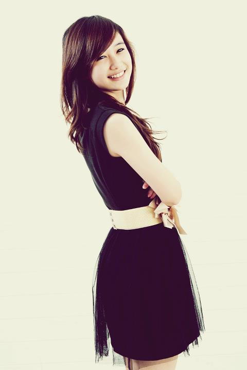 Diện váy đen, vóc dáng vốn đã mảnh mai của cô nàng lại càng trông "mong manh như chiếc lá" .