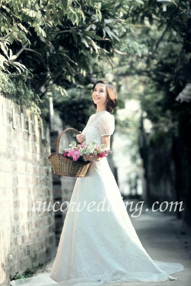 Chiếc váy cưới này đơn giản, nhẹ nhàng hơn so với váy cưới bồng bềnh ở trên. Có thể là gợi ý tuyệt vời dành cho cô dâu có vóc dáng mảnh mai, yểu điệu thục nữ.