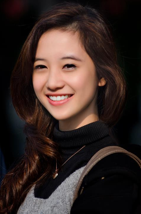 Gương mặt vô cùng xinh xắn, dễ thương trong cuộc sống đời thường. Nụ cười rạng rỡ dưới nắng xuân ấm áp.