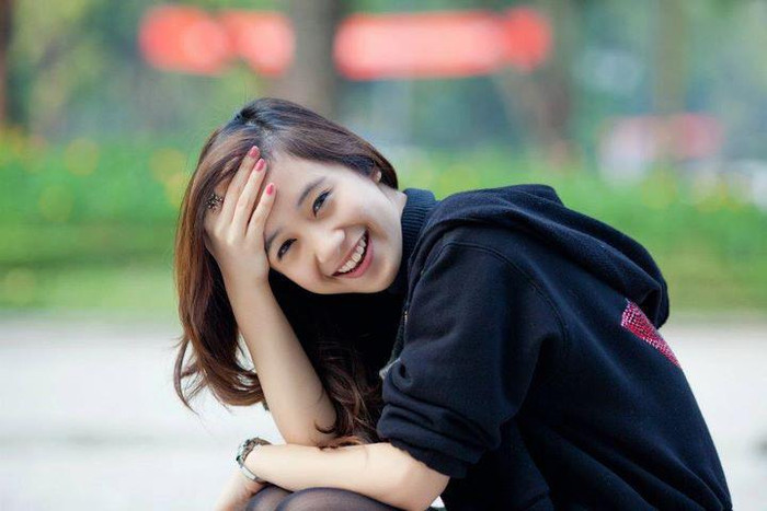 Nhí nhảnh, cực kỳ xì tin. Móng tay hồng đào giúp sức cho "chủ nhân" được tươi tắn hơn.