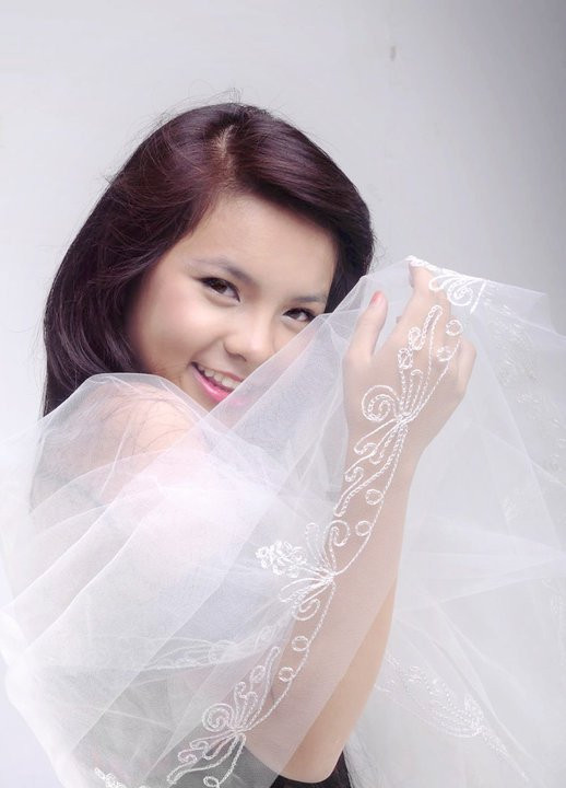 Khi nhoẻn miệng cười, Thu Trang vô tình khoe khéo hàm răng trắng ngọc, đều hạt bắp. Nét tươi tắn, trẻ trung cũng vì thế mà phát lộ rõ ràng hơn.