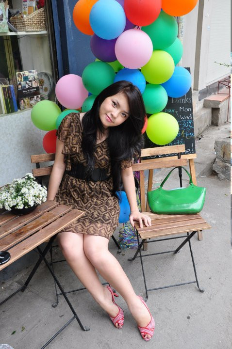 Đôi xăng đan kẻ đỏ nếu ở riêng một góc tủ, chắc chắn rất bắt mắt và trẻ trung. Tuy nhiên, khi kết hợp cùng váy nâu đỏ, nó bị biến thành "gương mặt" vô duyên lạ.