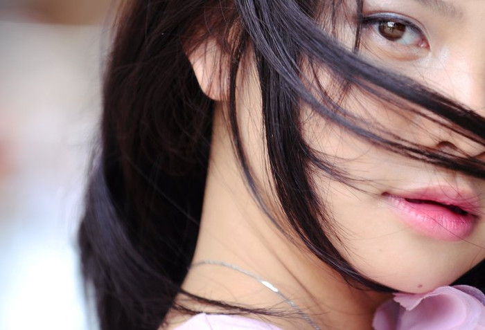 Khoảnh khắc "một thoáng bâng khuâng". Làn tóc xõa nhẹ nhàng lướt qua khuôn mặt búp bê xinh xắn, đôi môi khẽ khàng hé mở, cô nàng đang muốn thổ lộ điều gì chăng?